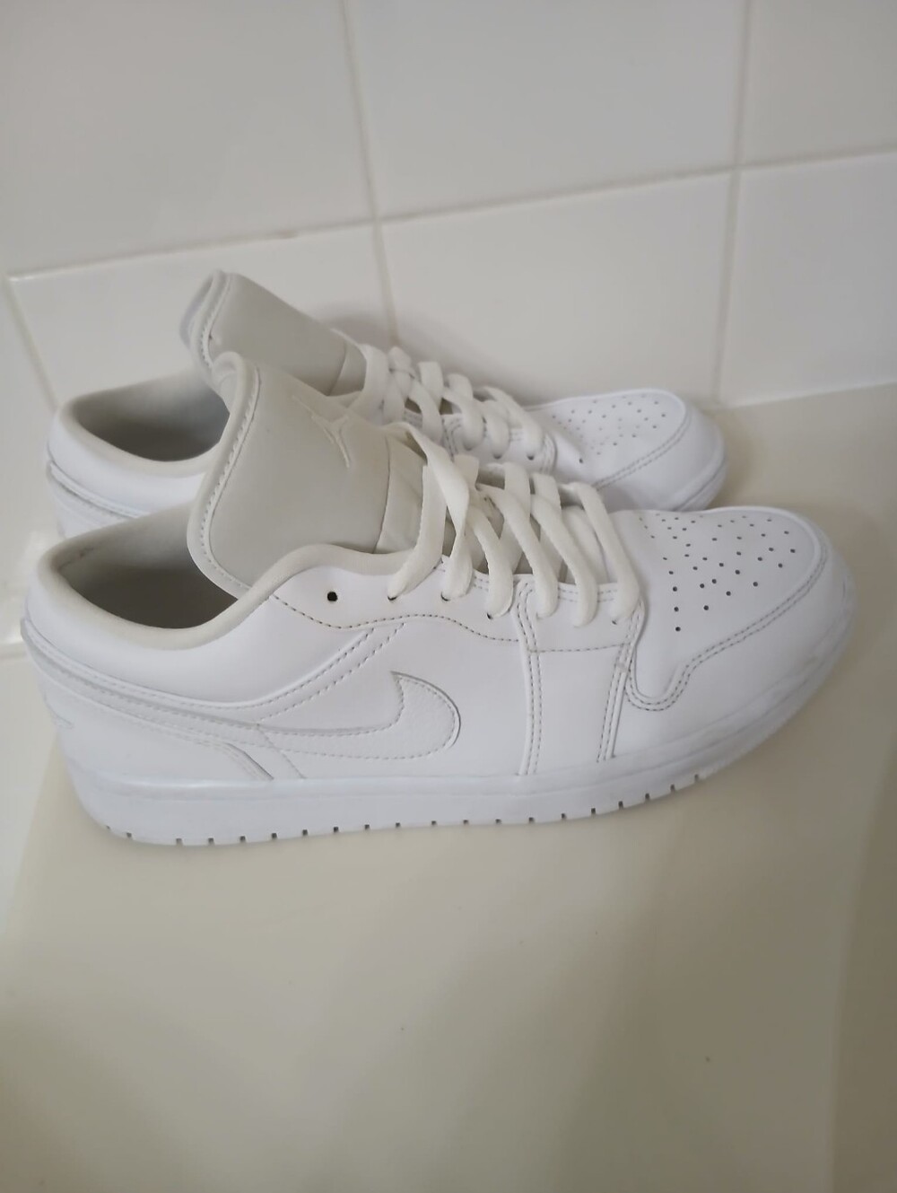 White Nike Jordans Size 9
